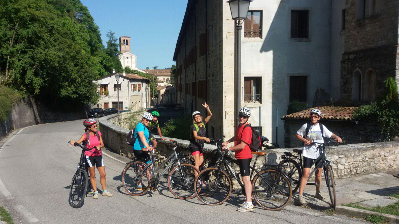 in bicicletta tra le colline moreniche